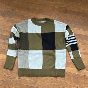 SHEIN Green and Black Crewneck Sweater with Color Block Design